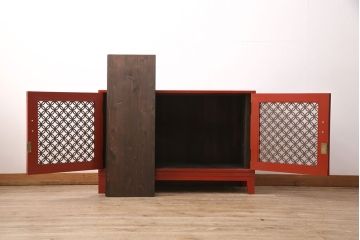 3段重ね桐箪笥をテレビボードと2つのローボードにリメイク!上段の引き戸はモールガラスをはめ込み、こげ茶色に着色仕上げ。中段は扉に組子ガラスをはめ込み、可動式タイプの棚板に変更。中・下段は奥行を詰め、カシュー塗装仕上げ。いずれも天板を補強し、木製脚を取り付け。