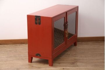 3段重ね桐箪笥をテレビボードと2つのローボードにリメイク!上段の引き戸はモールガラスをはめ込み、こげ茶色に着色仕上げ。中段は扉に組子ガラスをはめ込み、可動式タイプの棚板に変更。中・下段は奥行を詰め、カシュー塗装仕上げ。いずれも天板を補強し、木製脚を取り付け。