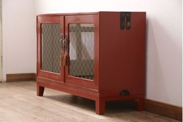 3段重ね桐箪笥をテレビボードと2つのローボードにリメイク!上段の引き戸はモールガラスをはめ込み、こげ茶色に着色仕上げ。中段は扉に組子ガラスをはめ込み、可動式タイプの棚板に変更。中・下段は奥行を詰め、カシュー塗装仕上げ。いずれも天板を補強し、木製脚を取り付け。