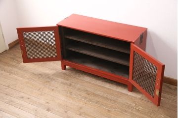 3段重ね桐箪笥をテレビボードと2つのローボードにリメイク!上段の引き戸はモールガラスをはめ込み、こげ茶色に着色仕上げ。中段は扉に組子ガラスをはめ込み、可動式タイプの棚板に変更。中・下段は奥行を詰め、カシュー塗装仕上げ。いずれも天板を補強し、木製脚を取り付け。