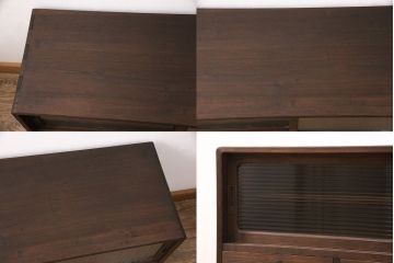 3段重ね桐箪笥をテレビボードと2つのローボードにリメイク!上段の引き戸はモールガラスをはめ込み、こげ茶色に着色仕上げ。中段は扉に組子ガラスをはめ込み、可動式タイプの棚板に変更。中・下段は奥行を詰め、カシュー塗装仕上げ。いずれも天板を補強し、木製脚を取り付け。