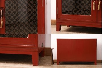 3段重ね桐箪笥をテレビボードと2つのローボードにリメイク!上段の引き戸はモールガラスをはめ込み、こげ茶色に着色仕上げ。中段は扉に組子ガラスをはめ込み、可動式タイプの棚板に変更。中・下段は奥行を詰め、カシュー塗装仕上げ。いずれも天板を補強し、木製脚を取り付け。