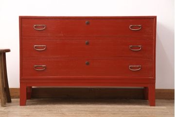 3段重ね桐箪笥をテレビボードと2つのローボードにリメイク!上段の引き戸はモールガラスをはめ込み、こげ茶色に着色仕上げ。中段は扉に組子ガラスをはめ込み、可動式タイプの棚板に変更。中・下段は奥行を詰め、カシュー塗装仕上げ。いずれも天板を補強し、木製脚を取り付け。