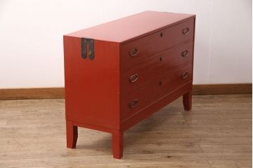 3段重ね桐箪笥をテレビボードと2つのローボードにリメイク!上段の引き戸はモールガラスをはめ込み、こげ茶色に着色仕上げ。中段は扉に組子ガラスをはめ込み、可動式タイプの棚板に変更。中・下段は奥行を詰め、カシュー塗装仕上げ。いずれも天板を補強し、木製脚を取り付け。