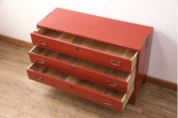 3段重ね桐箪笥をテレビボードと2つのローボードにリメイク!上段の引き戸はモールガラスをはめ込み、こげ茶色に着色仕上げ。中段は扉に組子ガラスをはめ込み、可動式タイプの棚板に変更。中・下段は奥行を詰め、カシュー塗装仕上げ。いずれも天板を補強し、木製脚を取り付け。