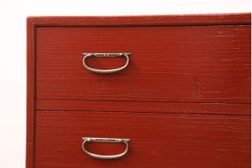 3段重ね桐箪笥をテレビボードと2つのローボードにリメイク!上段の引き戸はモールガラスをはめ込み、こげ茶色に着色仕上げ。中段は扉に組子ガラスをはめ込み、可動式タイプの棚板に変更。中・下段は奥行を詰め、カシュー塗装仕上げ。いずれも天板を補強し、木製脚を取り付け。