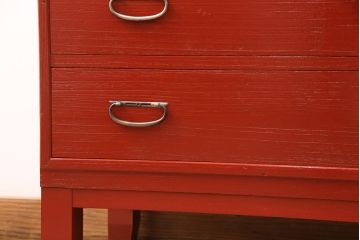 3段重ね桐箪笥をテレビボードと2つのローボードにリメイク!上段の引き戸はモールガラスをはめ込み、こげ茶色に着色仕上げ。中段は扉に組子ガラスをはめ込み、可動式タイプの棚板に変更。中・下段は奥行を詰め、カシュー塗装仕上げ。いずれも天板を補強し、木製脚を取り付け。