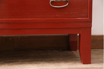 3段重ね桐箪笥をテレビボードと2つのローボードにリメイク!上段の引き戸はモールガラスをはめ込み、こげ茶色に着色仕上げ。中段は扉に組子ガラスをはめ込み、可動式タイプの棚板に変更。中・下段は奥行を詰め、カシュー塗装仕上げ。いずれも天板を補強し、木製脚を取り付け。