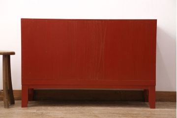 3段重ね桐箪笥をテレビボードと2つのローボードにリメイク!上段の引き戸はモールガラスをはめ込み、こげ茶色に着色仕上げ。中段は扉に組子ガラスをはめ込み、可動式タイプの棚板に変更。中・下段は奥行を詰め、カシュー塗装仕上げ。いずれも天板を補強し、木製脚を取り付け。