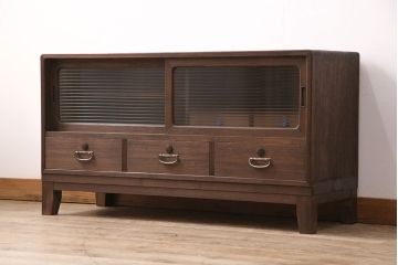 3段重ね桐箪笥をテレビボードと2つのローボードにリメイク!上段の引き戸はモールガラスをはめ込み、こげ茶色に着色仕上げ。中段は扉に組子ガラスをはめ込み、可動式タイプの棚板に変更。中・下段は奥行を詰め、カシュー塗装仕上げ。いずれも天板を補強し、木製脚を取り付け。