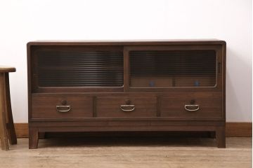 3段重ね桐箪笥をテレビボードと2つのローボードにリメイク!上段の引き戸はモールガラスをはめ込み、こげ茶色に着色仕上げ。中段は扉に組子ガラスをはめ込み、可動式タイプの棚板に変更。中・下段は奥行を詰め、カシュー塗装仕上げ。いずれも天板を補強し、木製脚を取り付け。