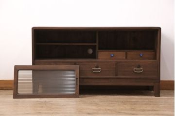 3段重ね桐箪笥をテレビボードと2つのローボードにリメイク!上段の引き戸はモールガラスをはめ込み、こげ茶色に着色仕上げ。中段は扉に組子ガラスをはめ込み、可動式タイプの棚板に変更。中・下段は奥行を詰め、カシュー塗装仕上げ。いずれも天板を補強し、木製脚を取り付け。