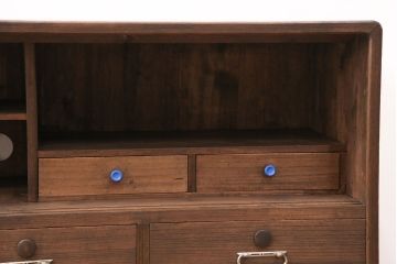 3段重ね桐箪笥をテレビボードと2つのローボードにリメイク!上段の引き戸はモールガラスをはめ込み、こげ茶色に着色仕上げ。中段は扉に組子ガラスをはめ込み、可動式タイプの棚板に変更。中・下段は奥行を詰め、カシュー塗装仕上げ。いずれも天板を補強し、木製脚を取り付け。