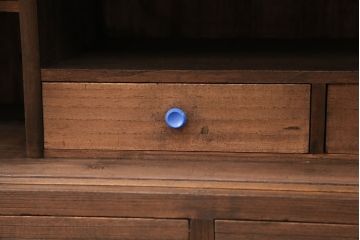 3段重ね桐箪笥をテレビボードと2つのローボードにリメイク!上段の引き戸はモールガラスをはめ込み、こげ茶色に着色仕上げ。中段は扉に組子ガラスをはめ込み、可動式タイプの棚板に変更。中・下段は奥行を詰め、カシュー塗装仕上げ。いずれも天板を補強し、木製脚を取り付け。