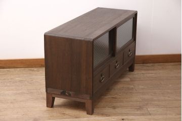 3段重ね桐箪笥をテレビボードと2つのローボードにリメイク!上段の引き戸はモールガラスをはめ込み、こげ茶色に着色仕上げ。中段は扉に組子ガラスをはめ込み、可動式タイプの棚板に変更。中・下段は奥行を詰め、カシュー塗装仕上げ。いずれも天板を補強し、木製脚を取り付け。