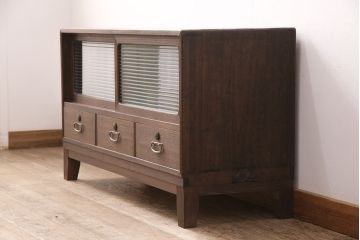 3段重ね桐箪笥をテレビボードと2つのローボードにリメイク!上段の引き戸はモールガラスをはめ込み、こげ茶色に着色仕上げ。中段は扉に組子ガラスをはめ込み、可動式タイプの棚板に変更。中・下段は奥行を詰め、カシュー塗装仕上げ。いずれも天板を補強し、木製脚を取り付け。