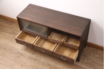 3段重ね桐箪笥をテレビボードと2つのローボードにリメイク!上段の引き戸はモールガラスをはめ込み、こげ茶色に着色仕上げ。中段は扉に組子ガラスをはめ込み、可動式タイプの棚板に変更。中・下段は奥行を詰め、カシュー塗装仕上げ。いずれも天板を補強し、木製脚を取り付け。