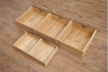 3段重ね桐箪笥をテレビボードと2つのローボードにリメイク!上段の引き戸はモールガラスをはめ込み、こげ茶色に着色仕上げ。中段は扉に組子ガラスをはめ込み、可動式タイプの棚板に変更。中・下段は奥行を詰め、カシュー塗装仕上げ。いずれも天板を補強し、木製脚を取り付け。