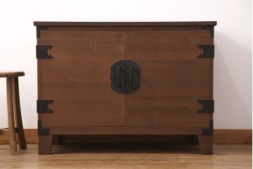2段重ね桐箪笥の上段をローボードにリメイク!扉を左右同時に開けるように変更し、ヒノキ無垢材の天板と桐材の脚を取り付け。オーク系に着色仕上げ。