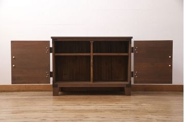 2段重ね桐箪笥の上段をローボードにリメイク!扉を左右同時に開けるように変更し、ヒノキ無垢材の天板と桐材の脚を取り付け。オーク系に着色仕上げ。