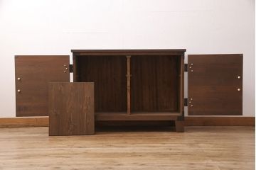 2段重ね桐箪笥の上段をローボードにリメイク!扉を左右同時に開けるように変更し、ヒノキ無垢材の天板と桐材の脚を取り付け。オーク系に着色仕上げ。