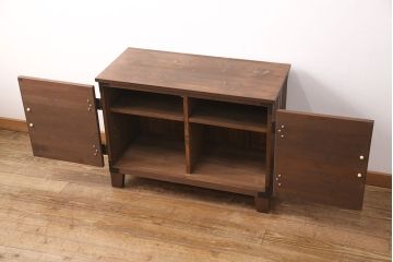 2段重ね桐箪笥の上段をローボードにリメイク!扉を左右同時に開けるように変更し、ヒノキ無垢材の天板と桐材の脚を取り付け。オーク系に着色仕上げ。