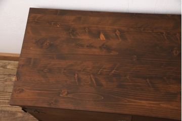 2段重ね桐箪笥の上段をローボードにリメイク!扉を左右同時に開けるように変更し、ヒノキ無垢材の天板と桐材の脚を取り付け。オーク系に着色仕上げ。
