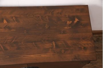 2段重ね桐箪笥の上段をローボードにリメイク!扉を左右同時に開けるように変更し、ヒノキ無垢材の天板と桐材の脚を取り付け。オーク系に着色仕上げ。