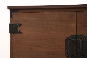 2段重ね桐箪笥の上段をローボードにリメイク!扉を左右同時に開けるように変更し、ヒノキ無垢材の天板と桐材の脚を取り付け。オーク系に着色仕上げ。