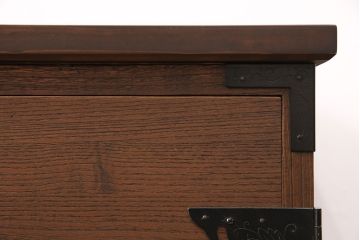 2段重ね桐箪笥の上段をローボードにリメイク!扉を左右同時に開けるように変更し、ヒノキ無垢材の天板と桐材の脚を取り付け。オーク系に着色仕上げ。