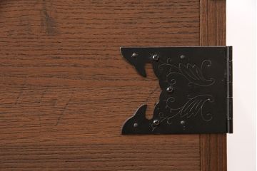 2段重ね桐箪笥の上段をローボードにリメイク!扉を左右同時に開けるように変更し、ヒノキ無垢材の天板と桐材の脚を取り付け。オーク系に着色仕上げ。
