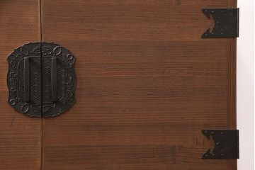 2段重ね桐箪笥の上段をローボードにリメイク!扉を左右同時に開けるように変更し、ヒノキ無垢材の天板と桐材の脚を取り付け。オーク系に着色仕上げ。