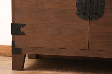 2段重ね桐箪笥の上段をローボードにリメイク!扉を左右同時に開けるように変更し、ヒノキ無垢材の天板と桐材の脚を取り付け。オーク系に着色仕上げ。