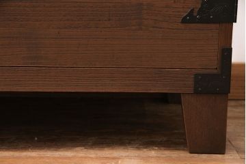 2段重ね桐箪笥の上段をローボードにリメイク!扉を左右同時に開けるように変更し、ヒノキ無垢材の天板と桐材の脚を取り付け。オーク系に着色仕上げ。