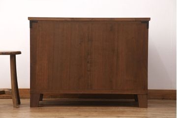2段重ね桐箪笥の上段をローボードにリメイク!扉を左右同時に開けるように変更し、ヒノキ無垢材の天板と桐材の脚を取り付け。オーク系に着色仕上げ。