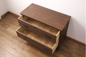 2段重ね桐箪笥の下段をローボードにリメイク!ヒノキ無垢材の天板と、桐材の脚を取り付け。オーク系に着色仕上げ。