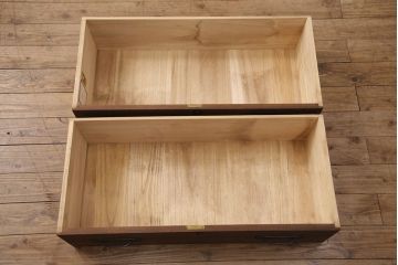 2段重ね桐箪笥の下段をローボードにリメイク!ヒノキ無垢材の天板と、桐材の脚を取り付け。オーク系に着色仕上げ。