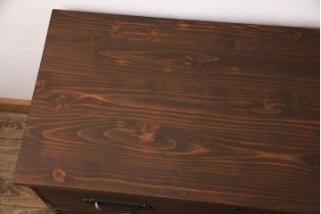 2段重ね桐箪笥の下段をローボードにリメイク!ヒノキ無垢材の天板と、桐材の脚を取り付け。オーク系に着色仕上げ。