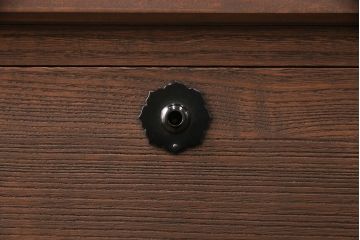 2段重ね桐箪笥の下段をローボードにリメイク!ヒノキ無垢材の天板と、桐材の脚を取り付け。オーク系に着色仕上げ。