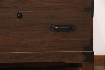 2段重ね桐箪笥の下段をローボードにリメイク!ヒノキ無垢材の天板と、桐材の脚を取り付け。オーク系に着色仕上げ。