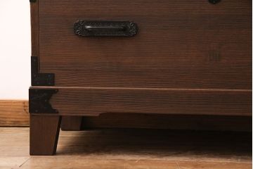 2段重ね桐箪笥の下段をローボードにリメイク!ヒノキ無垢材の天板と、桐材の脚を取り付け。オーク系に着色仕上げ。