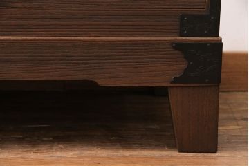 2段重ね桐箪笥の下段をローボードにリメイク!ヒノキ無垢材の天板と、桐材の脚を取り付け。オーク系に着色仕上げ。