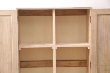 桐箪笥を収納棚にリメイク!扉の鏡とネクタイ収納を取り外し、内部中央に仕切りを入れて6枚の棚を設置。脚を取り付けて、木地色仕上げに。