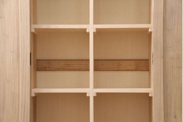 桐箪笥を収納棚にリメイク!扉の鏡とネクタイ収納を取り外し、内部中央に仕切りを入れて6枚の棚を設置。脚を取り付けて、木地色仕上げに。