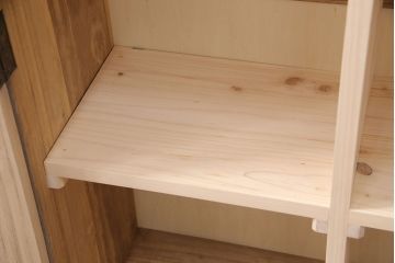桐箪笥を収納棚にリメイク!扉の鏡とネクタイ収納を取り外し、内部中央に仕切りを入れて6枚の棚を設置。脚を取り付けて、木地色仕上げに。
