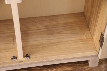 桐箪笥を収納棚にリメイク!扉の鏡とネクタイ収納を取り外し、内部中央に仕切りを入れて6枚の棚を設置。脚を取り付けて、木地色仕上げに。