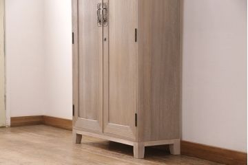 桐箪笥を収納棚にリメイク!扉の鏡とネクタイ収納を取り外し、内部中央に仕切りを入れて6枚の棚を設置。脚を取り付けて、木地色仕上げに。