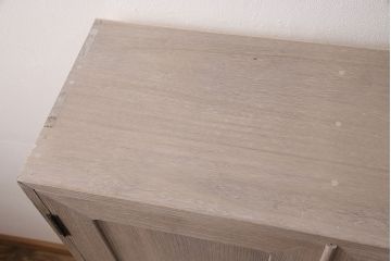 桐箪笥を収納棚にリメイク!扉の鏡とネクタイ収納を取り外し、内部中央に仕切りを入れて6枚の棚を設置。脚を取り付けて、木地色仕上げに。