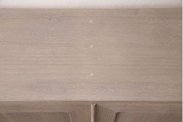 桐箪笥を収納棚にリメイク!扉の鏡とネクタイ収納を取り外し、内部中央に仕切りを入れて6枚の棚を設置。脚を取り付けて、木地色仕上げに。