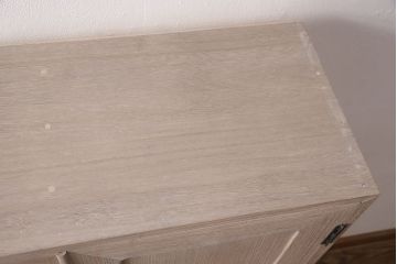 桐箪笥を収納棚にリメイク!扉の鏡とネクタイ収納を取り外し、内部中央に仕切りを入れて6枚の棚を設置。脚を取り付けて、木地色仕上げに。